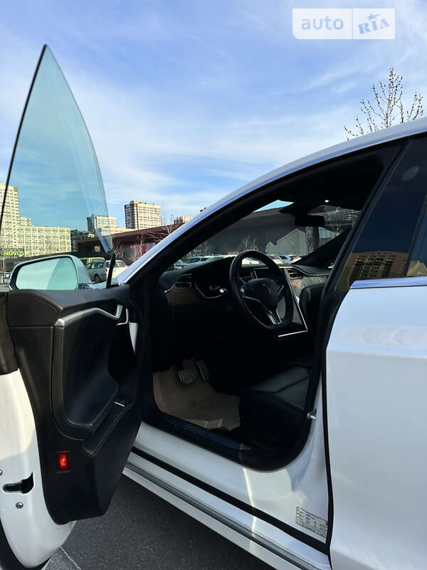Лифтбек Tesla Model S 2017 в Киеве
