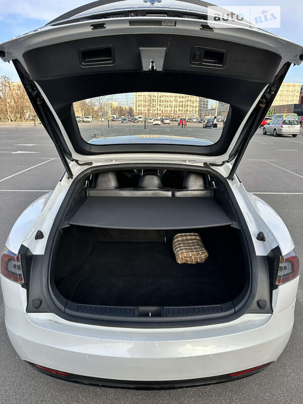Лифтбек Tesla Model S 2017 в Киеве