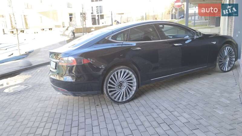 Лифтбек Tesla Model S 2013 в Львове