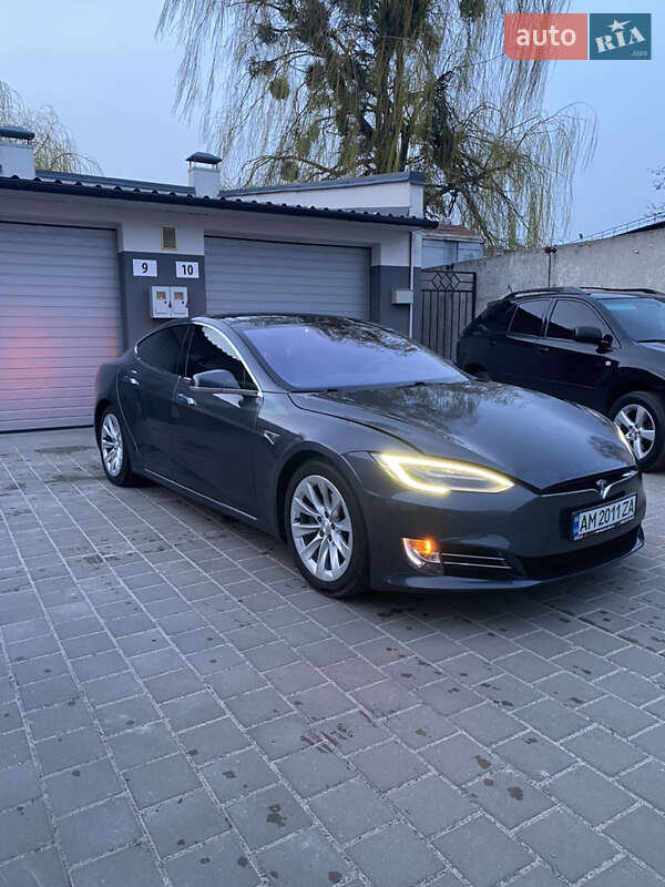 Лифтбек Tesla Model S 2016 в Житомире