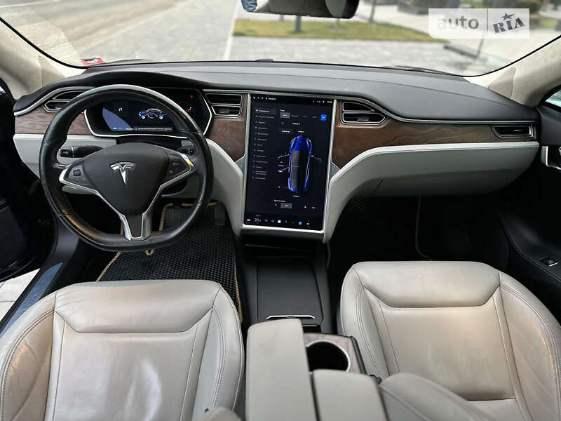 Лифтбек Tesla Model S 2016 в Львове