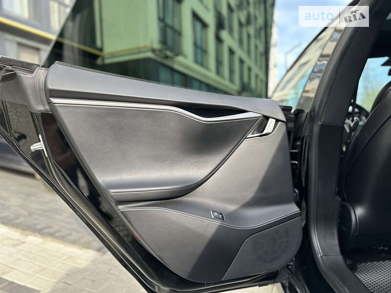 Ліфтбек Tesla Model S 2018 в Львові
