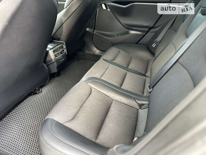 Лифтбек Tesla Model S 2018 в Львове