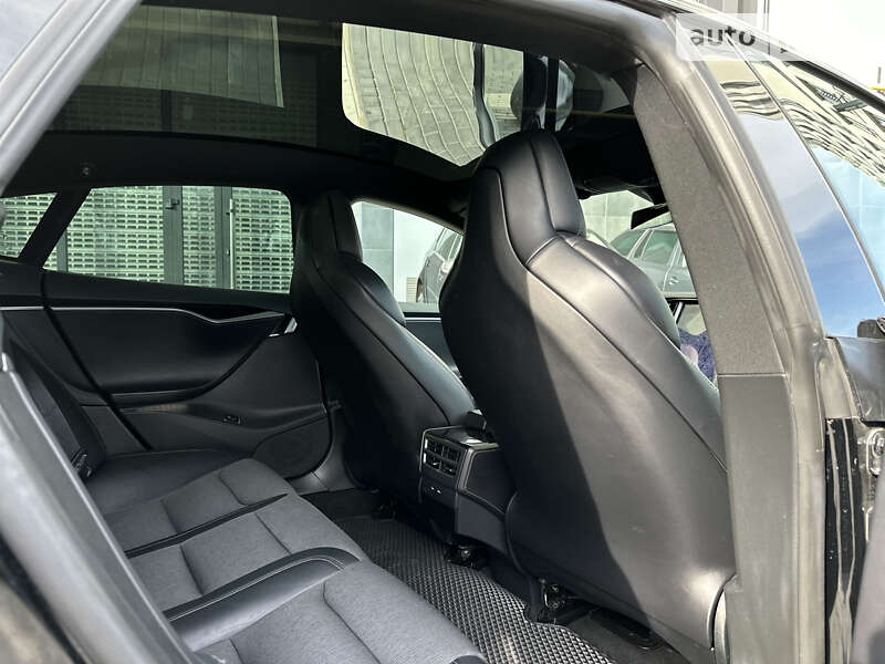 Ліфтбек Tesla Model S 2018 в Львові