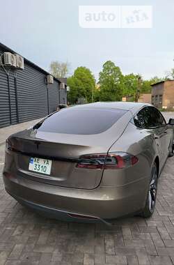 Лифтбек Tesla Model S 2015 в Кривом Роге