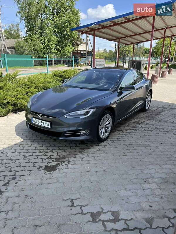 Ліфтбек Tesla Model S 2016 в Тростянці