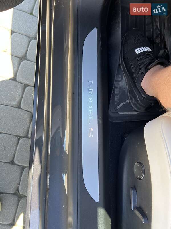 Лифтбек Tesla Model S 2019 в Ивано-Франковске