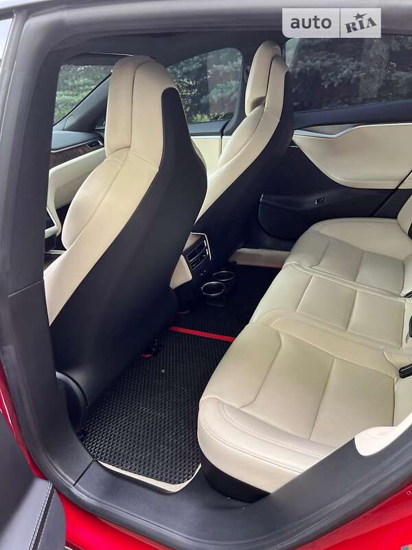 Ліфтбек Tesla Model S 2017 в Трускавці