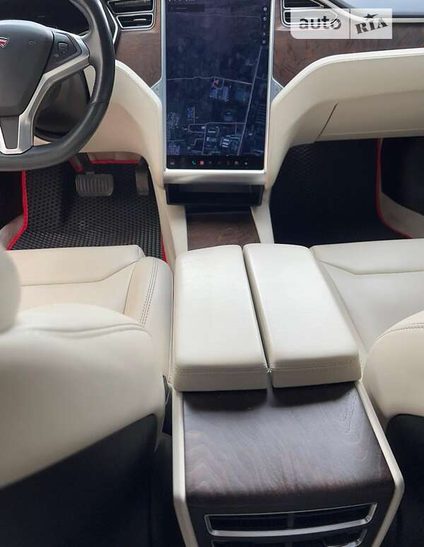Ліфтбек Tesla Model S 2017 в Трускавці