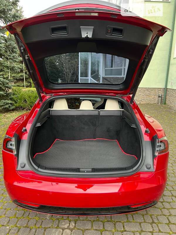 Ліфтбек Tesla Model S 2017 в Трускавці