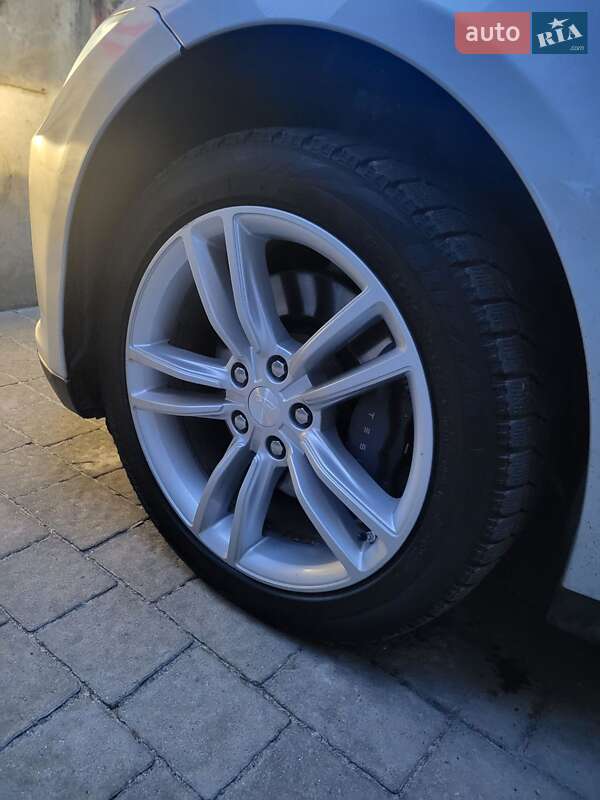 Лифтбек Tesla Model S 2013 в Львове