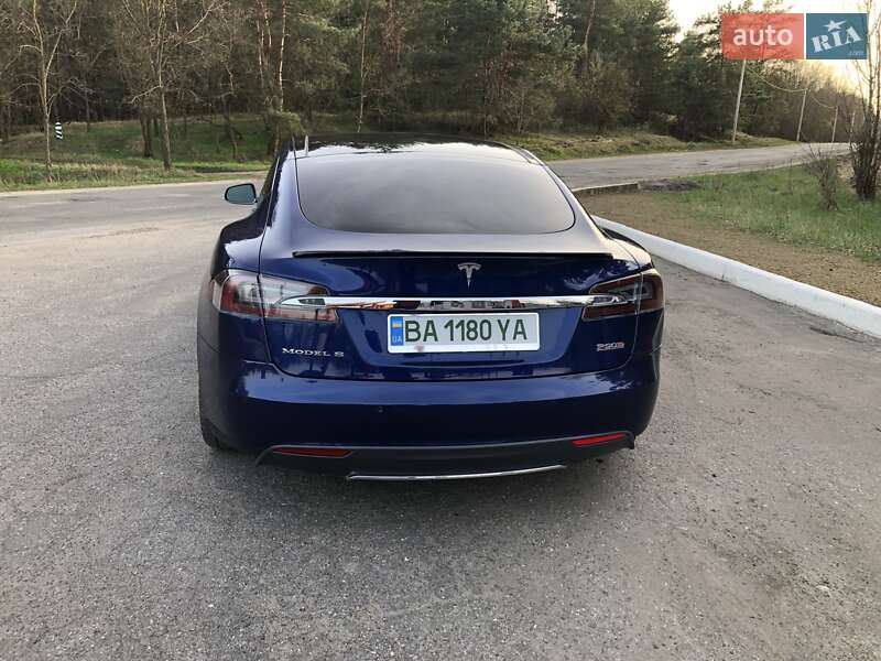 Ліфтбек Tesla Model S 2016 в Києві