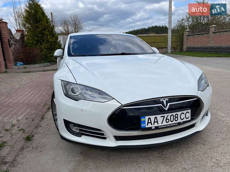 Лифтбек Tesla Model S 2014 в 