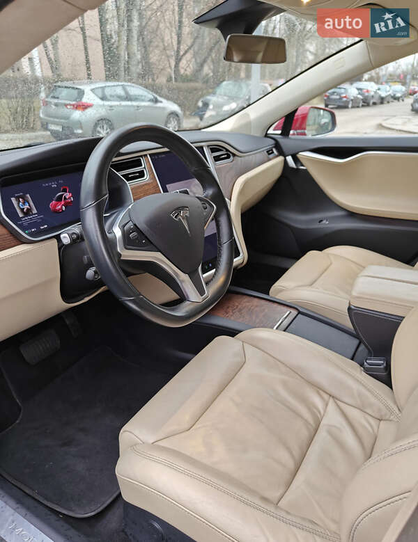 Лифтбек Tesla Model S 2017 в Львове