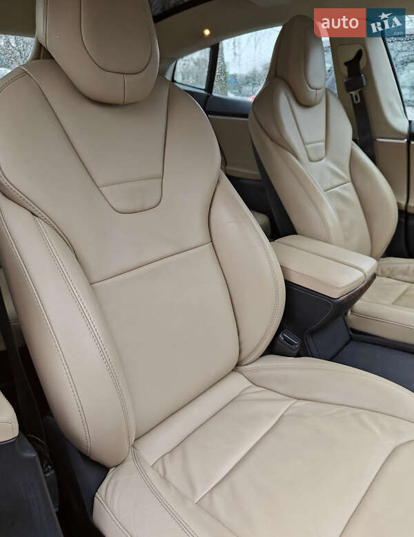 Лифтбек Tesla Model S 2017 в Львове