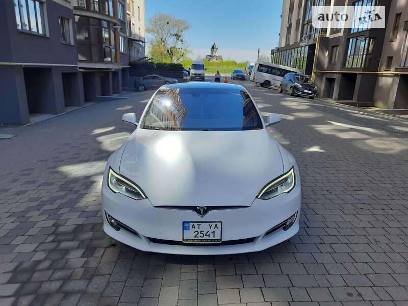 Лифтбек Tesla Model S 2016 в Ивано-Франковске