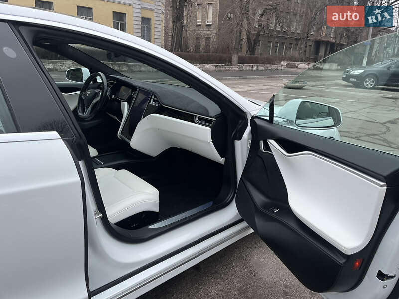 Ліфтбек Tesla Model S 2017 в Кам'янському