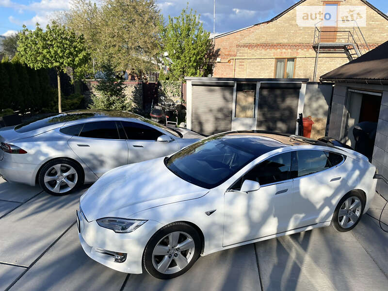 Лифтбек Tesla Model S 2017 в Луцке