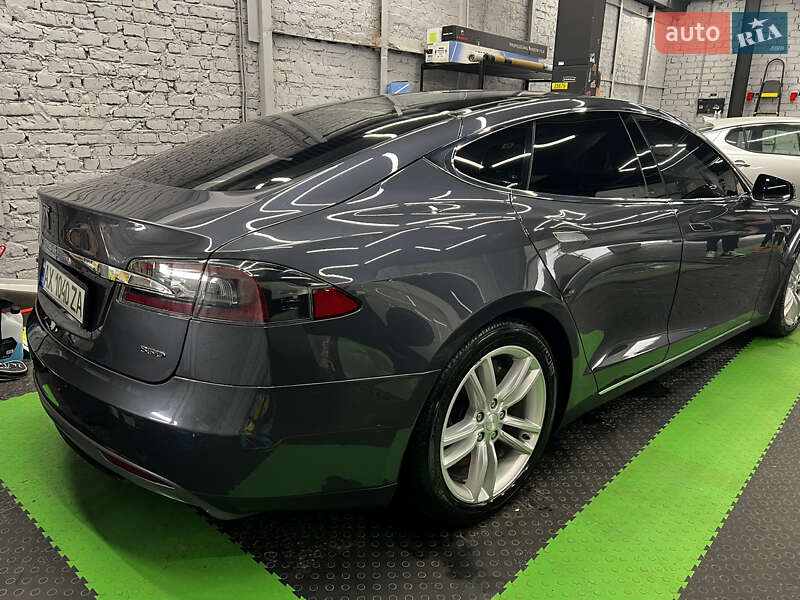 Лифтбек Tesla Model S 2015 в 
