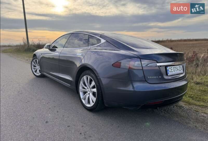 Лифтбек Tesla Model S 2015 в Сторожинце