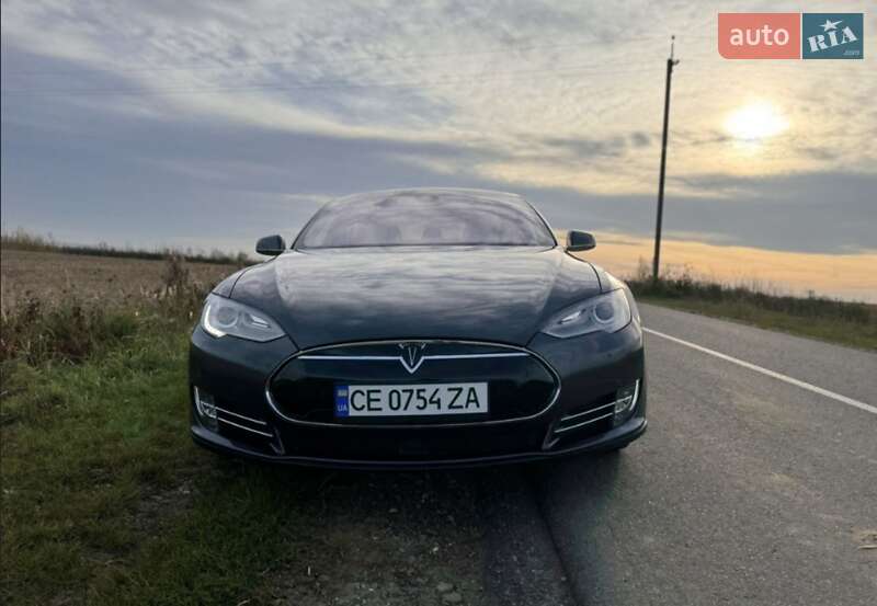 Лифтбек Tesla Model S 2015 в Сторожинце