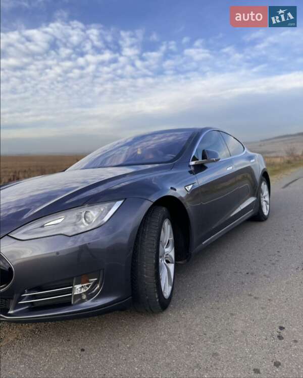 Лифтбек Tesla Model S 2015 в Сторожинце