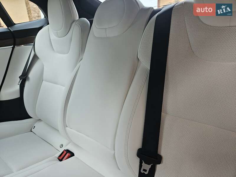 Лифтбек Tesla Model S 2022 в Черновцах
