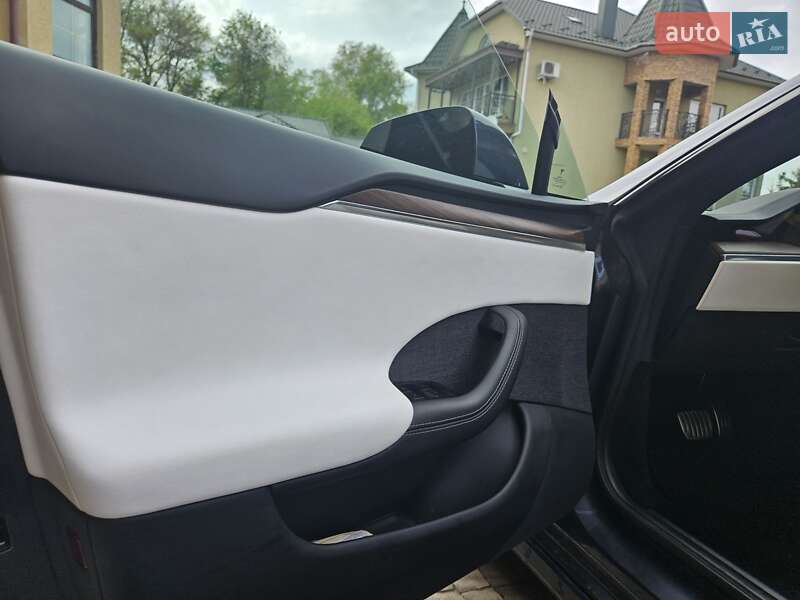 Лифтбек Tesla Model S 2022 в Черновцах