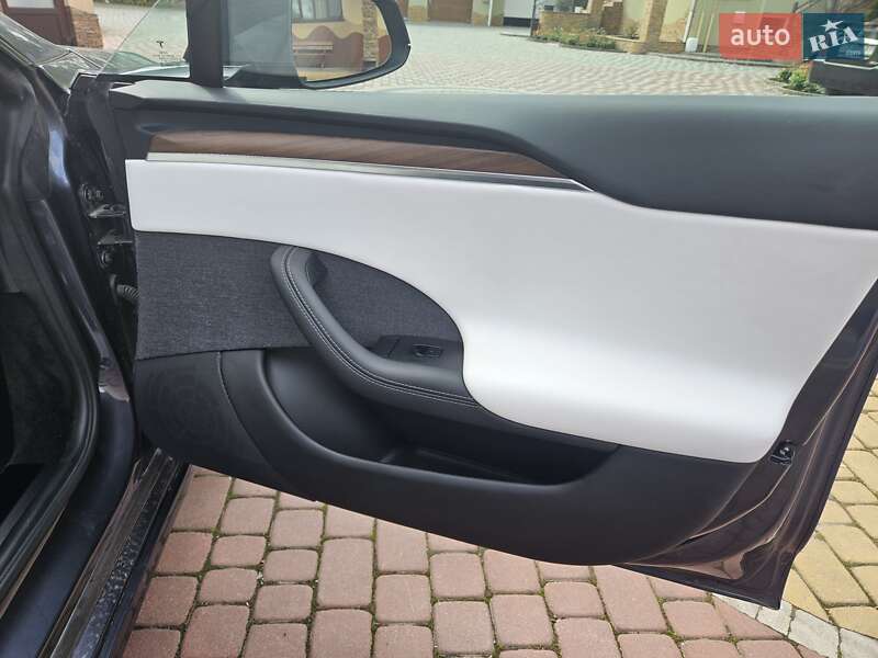Лифтбек Tesla Model S 2022 в Черновцах
