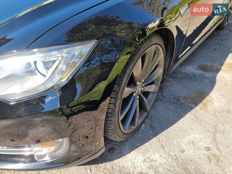 Лифтбек Tesla Model S 2015 в Львове