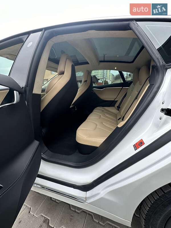 Лифтбек Tesla Model S 2017 в Черновцах