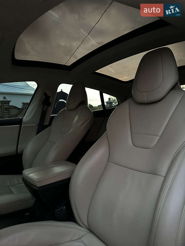 Лифтбек Tesla Model S 2017 в Черновцах