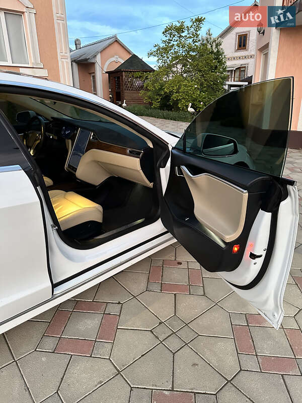 Лифтбек Tesla Model S 2017 в Черновцах