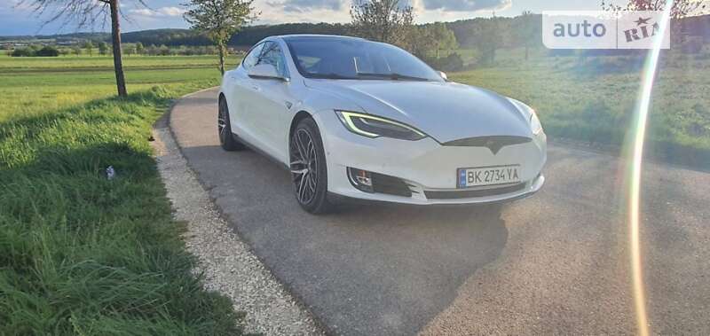 Лифтбек Tesla Model S 2015 в Нетешине