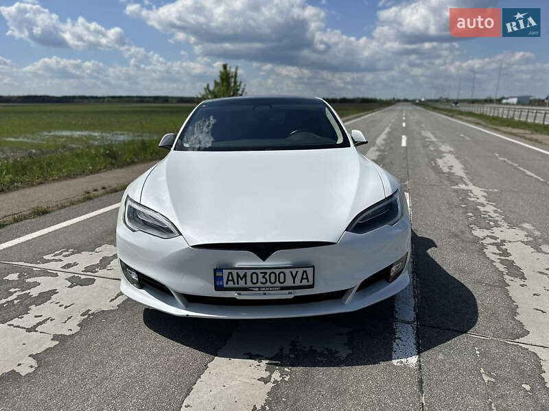 Лифтбек Tesla Model S 2017 в Житомире
