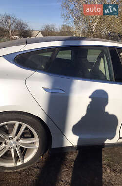 Лифтбек Tesla Model S 2015 в 