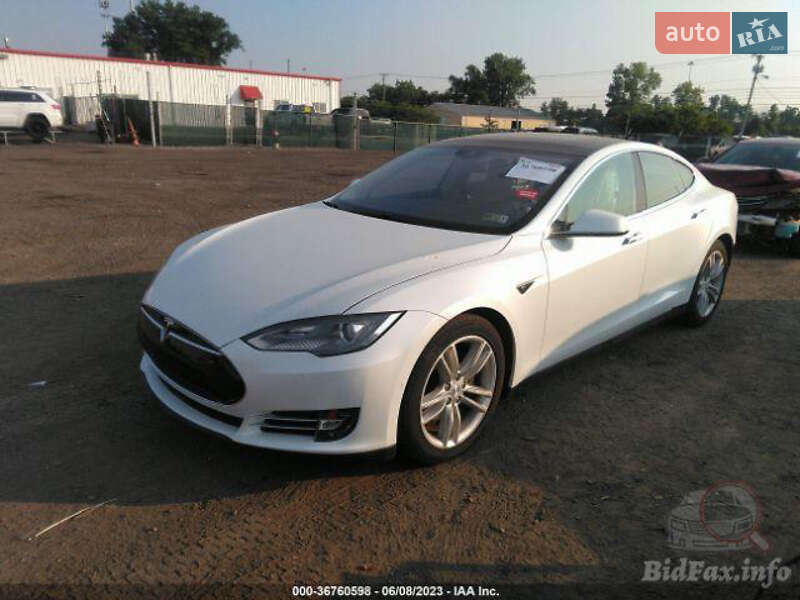 Лифтбек Tesla Model S 2015 в Киеве