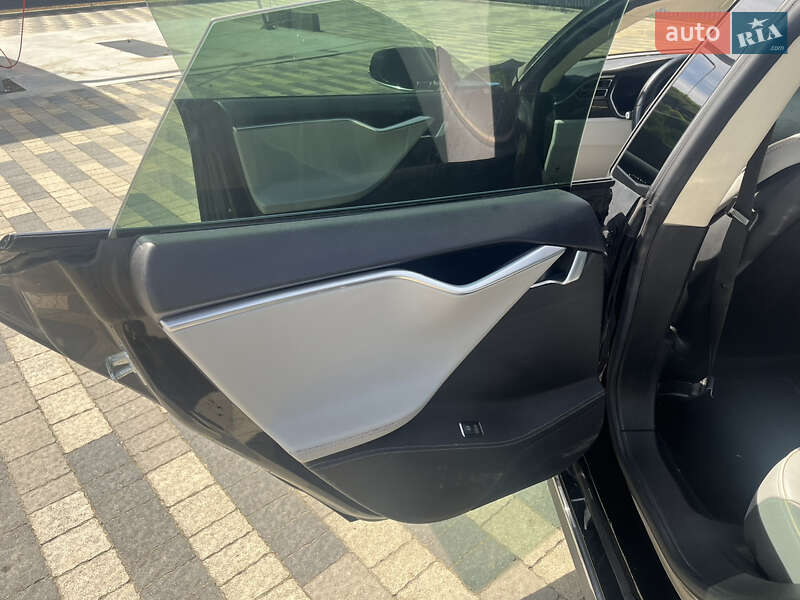 Ліфтбек Tesla Model S 2014 в Сваляві