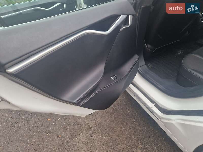 Лифтбек Tesla Model S 2016 в Тульчине