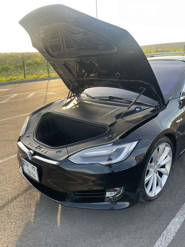 Лифтбек Tesla Model S 2017 в Ровно
