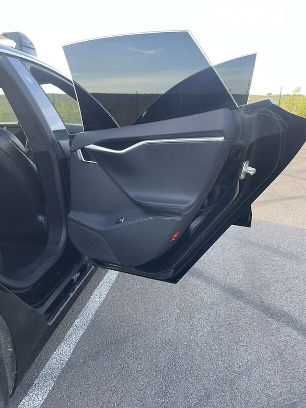 Лифтбек Tesla Model S 2017 в Ровно
