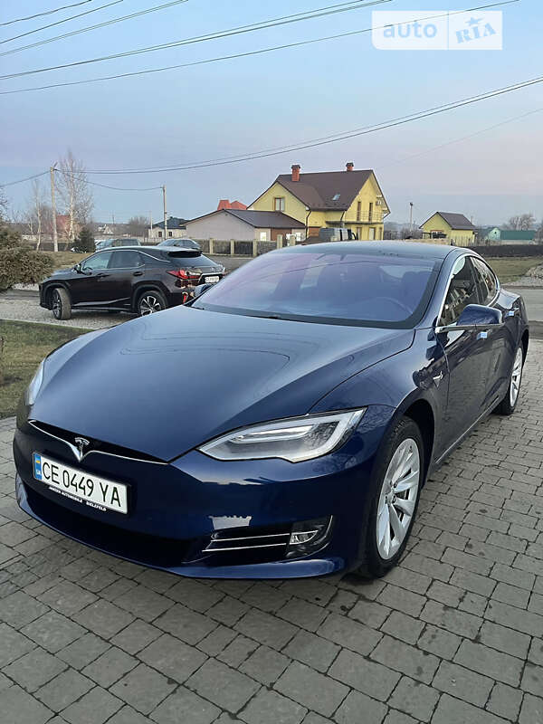 Лифтбек Tesla Model S 2017 в Черновцах