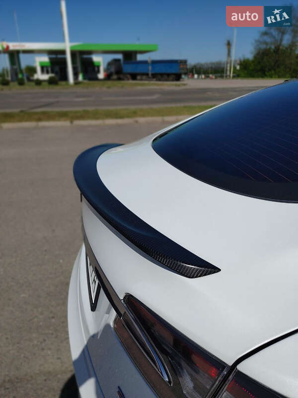 Лифтбек Tesla Model S 2015 в Черкассах