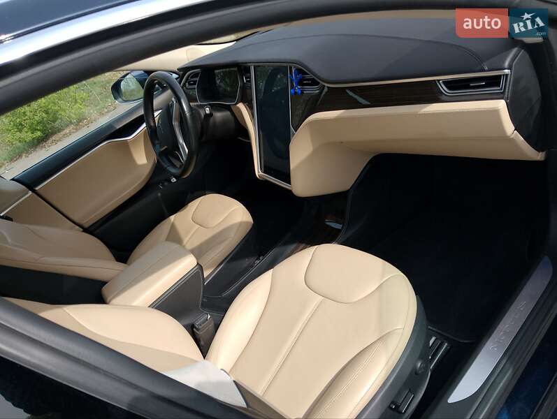 Ліфтбек Tesla Model S 2015 в Києві