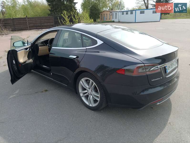 Ліфтбек Tesla Model S 2015 в Києві