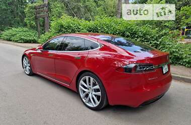 Лифтбек Tesla Model S 2016 в Киеве