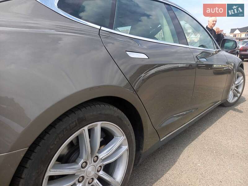 Лифтбек Tesla Model S 2016 в Черкассах
