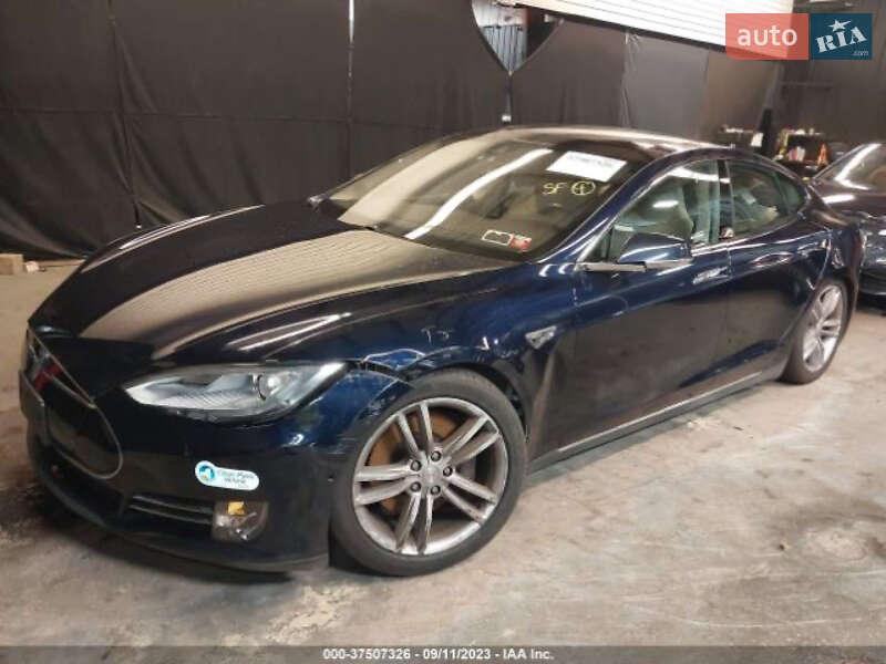 Лифтбек Tesla Model S 2015 в Ивано-Франковске