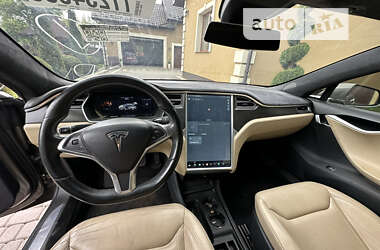Лифтбек Tesla Model S 2015 в Косове