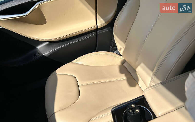 Лифтбек Tesla Model S 2015 в Черновцах